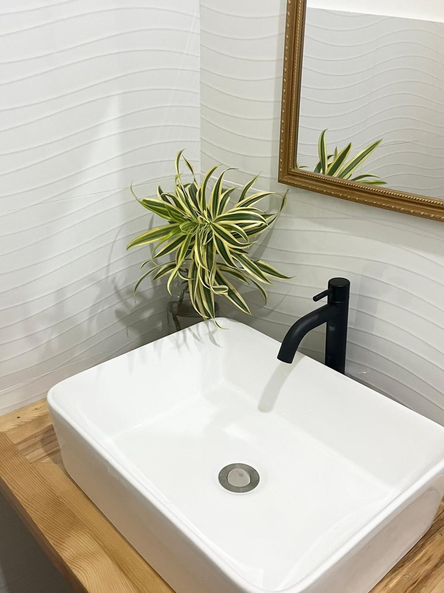 Sunnydale Apartelle -Room Accommodation Near Calatagan Beach Resorts Batangas Esterno foto