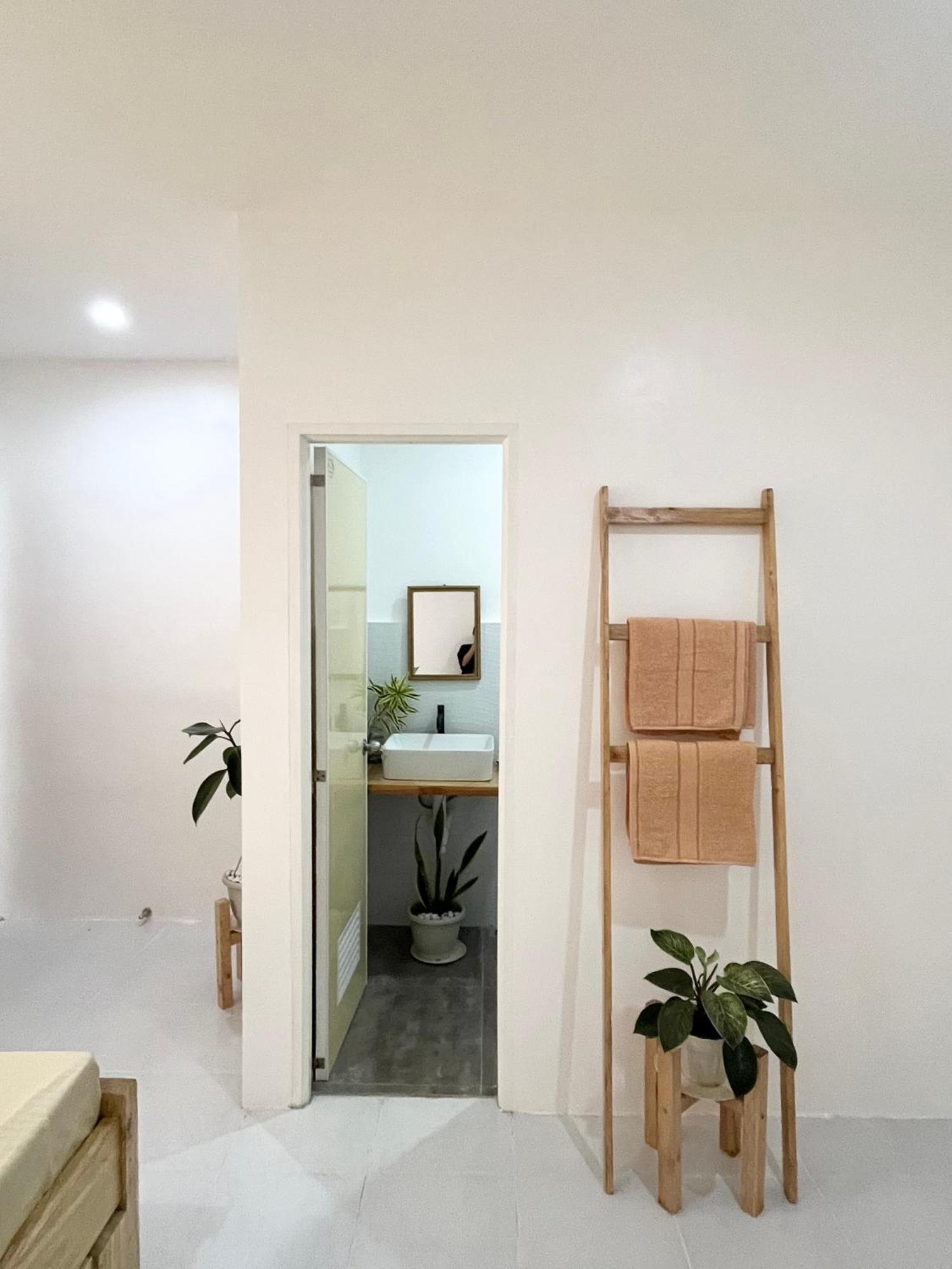 Sunnydale Apartelle -Room Accommodation Near Calatagan Beach Resorts Batangas Esterno foto