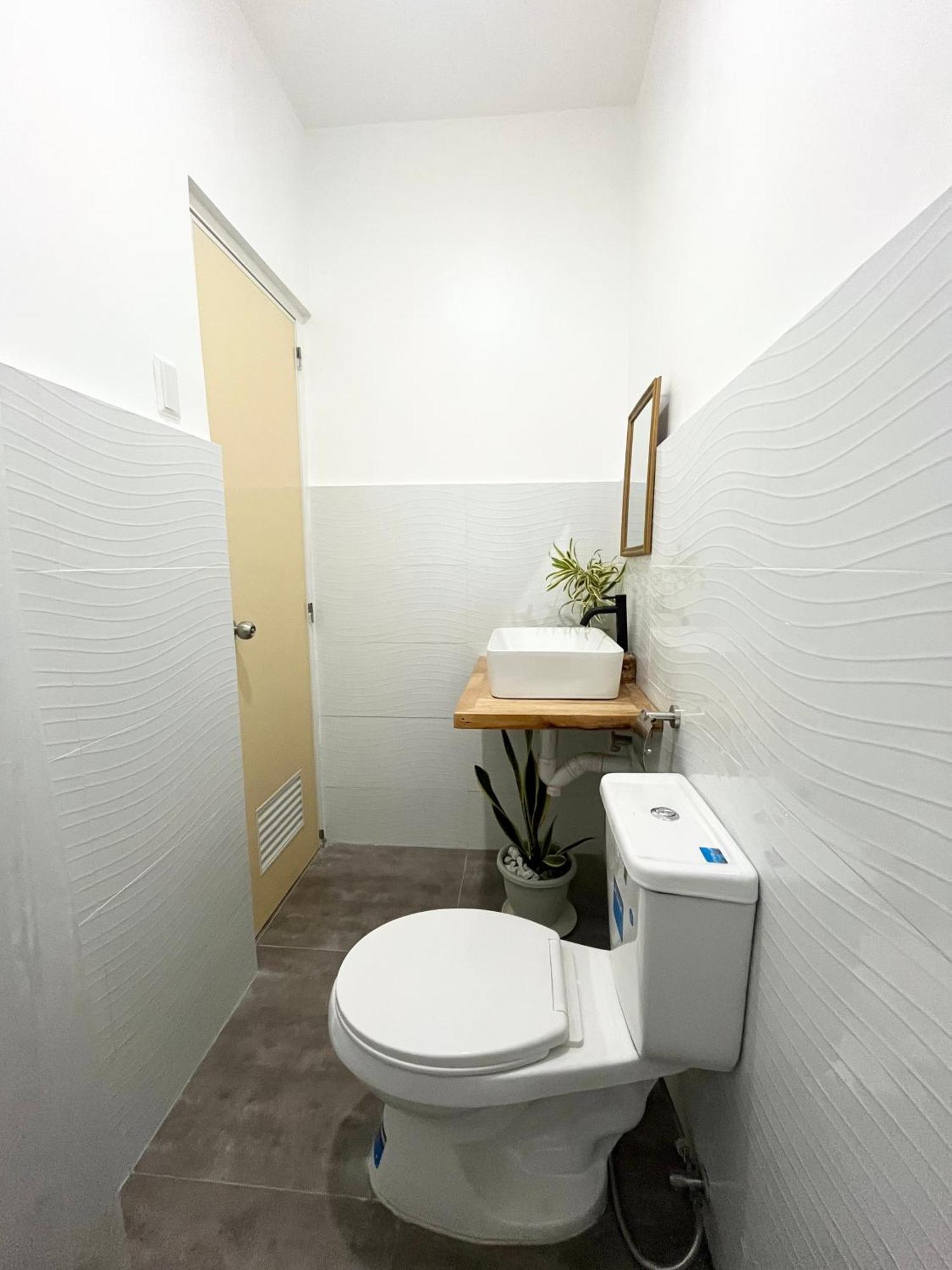 Sunnydale Apartelle -Room Accommodation Near Calatagan Beach Resorts Batangas Esterno foto